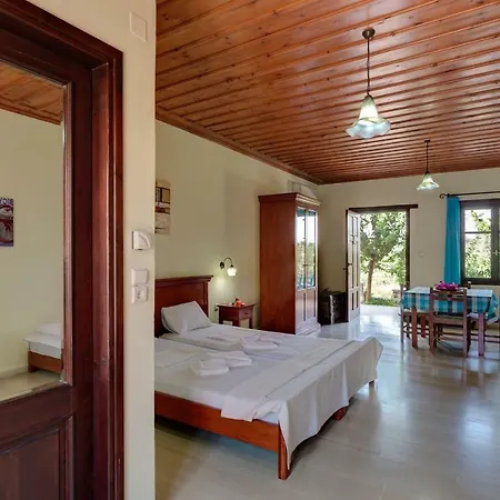 Crete Small Village Close To Beaches -sharing A Large Pool *